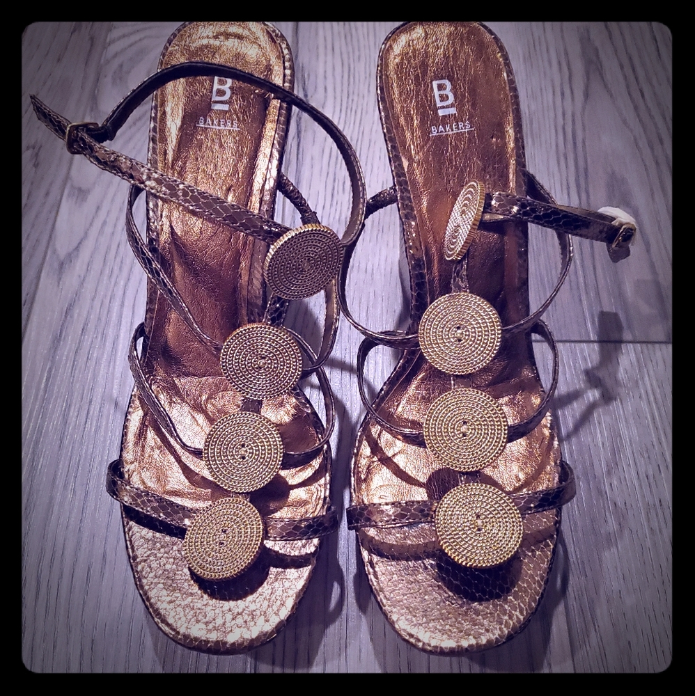 NWOT Bakers gold platform wedges